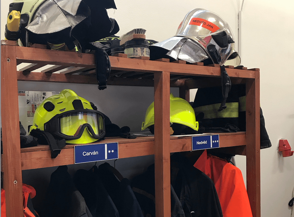 Upravovatelné cedulky se jmény a hodností pro hasiče