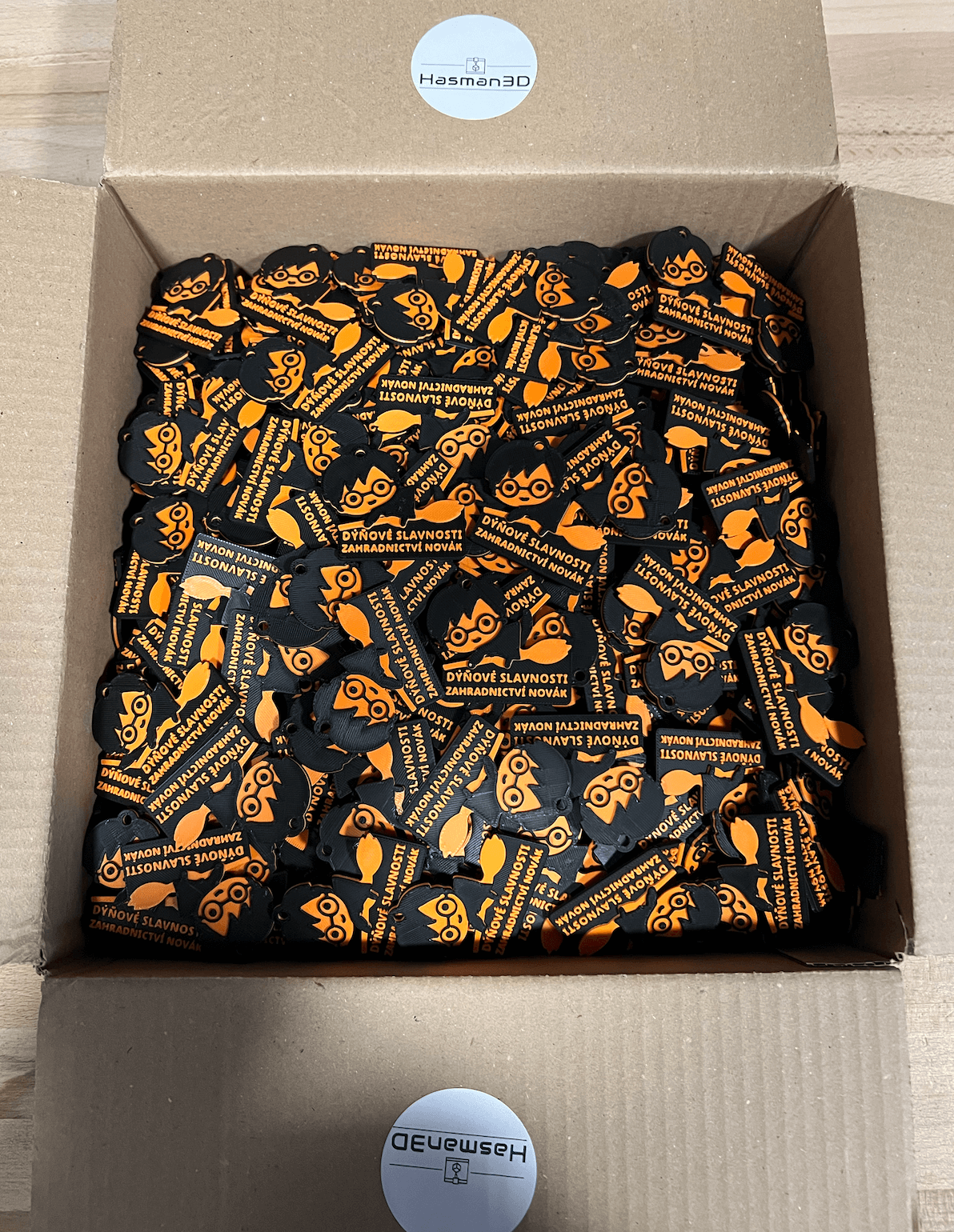 Sériová výroba barevných klíčenek