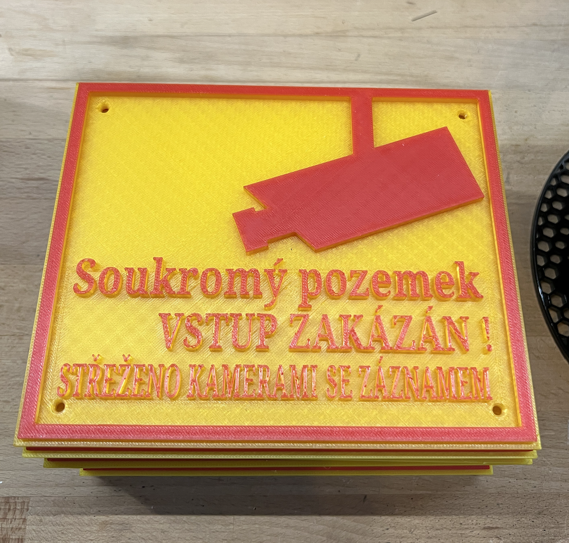 Tabulky s oznámením - sériový barevný tisk